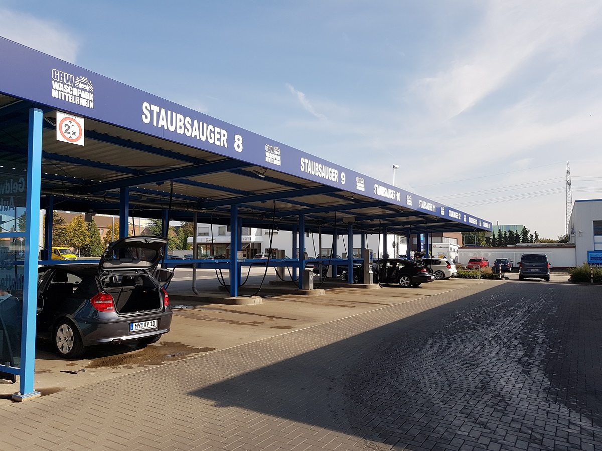 Überdachte Staubsaugerplätze im GBW Waschpark Andernach